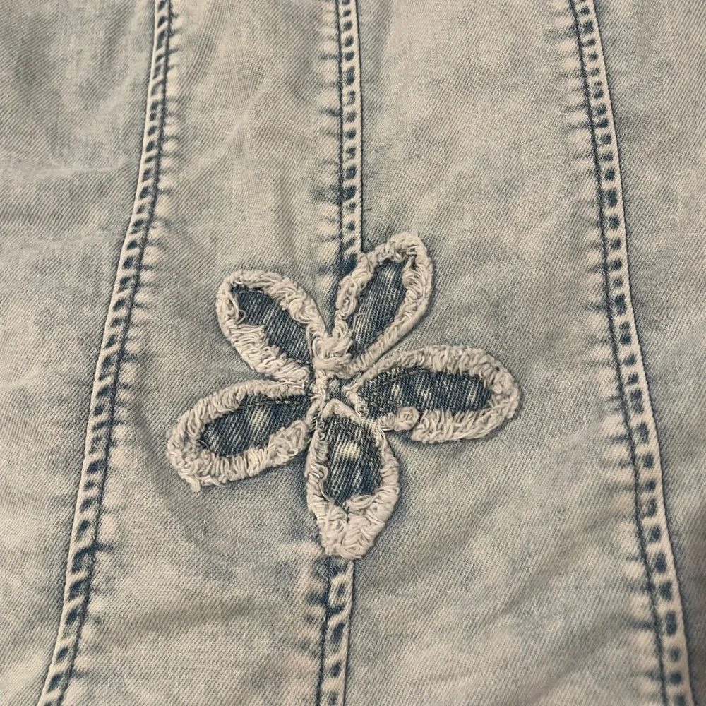 NWT Altar'd State Light Blue washed Denim Vest size M - Picture 3 of 11